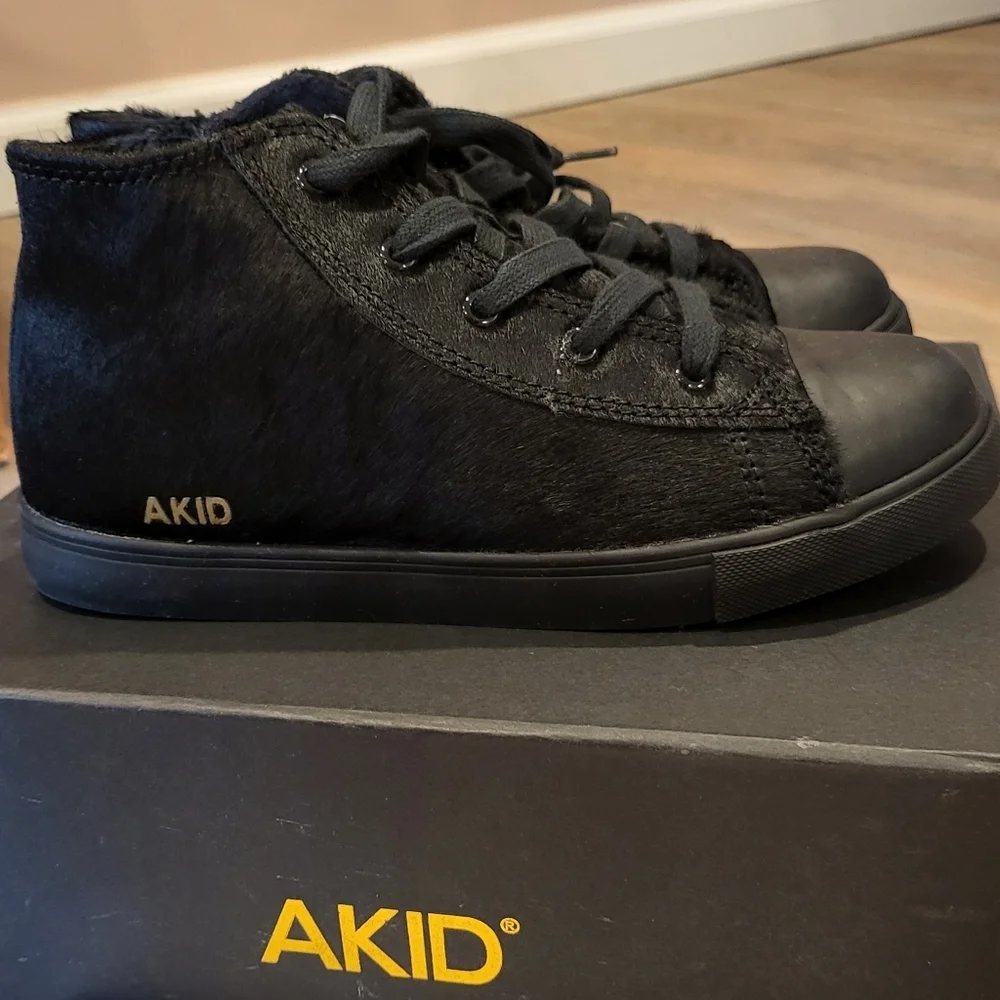 Black Minimalist Low-Top Sneakers